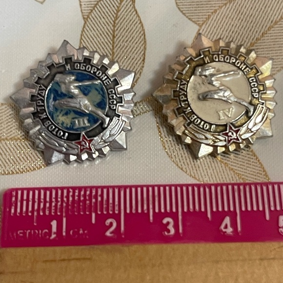Set Of 2 Vtg pin badge Ready for work and defense,Fourth sports category,USSR - Picture 3 of 4